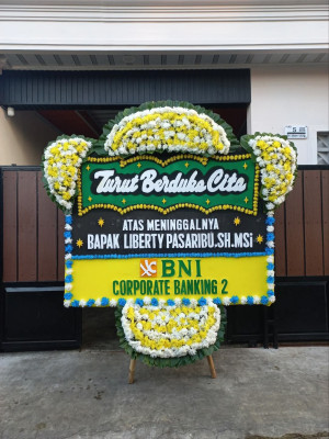 Papan Bunga Duka di Pesawahan