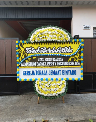 Papan Bunga Duka di Pesawahan