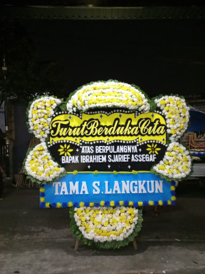 Papan Bunga Duka di Pesawahan