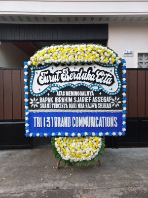 Papan Bunga Duka di Pesawahan